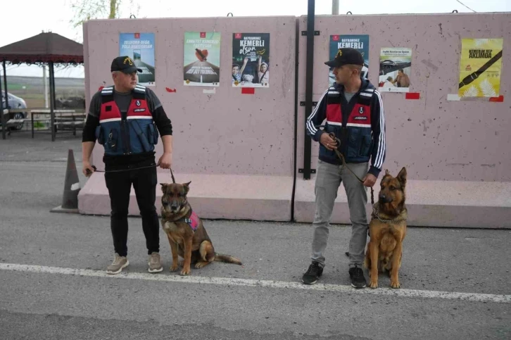 Vali Çelik, trafik uygulama noktalarını denetledi, vatandaşlarla bayramlaştı
