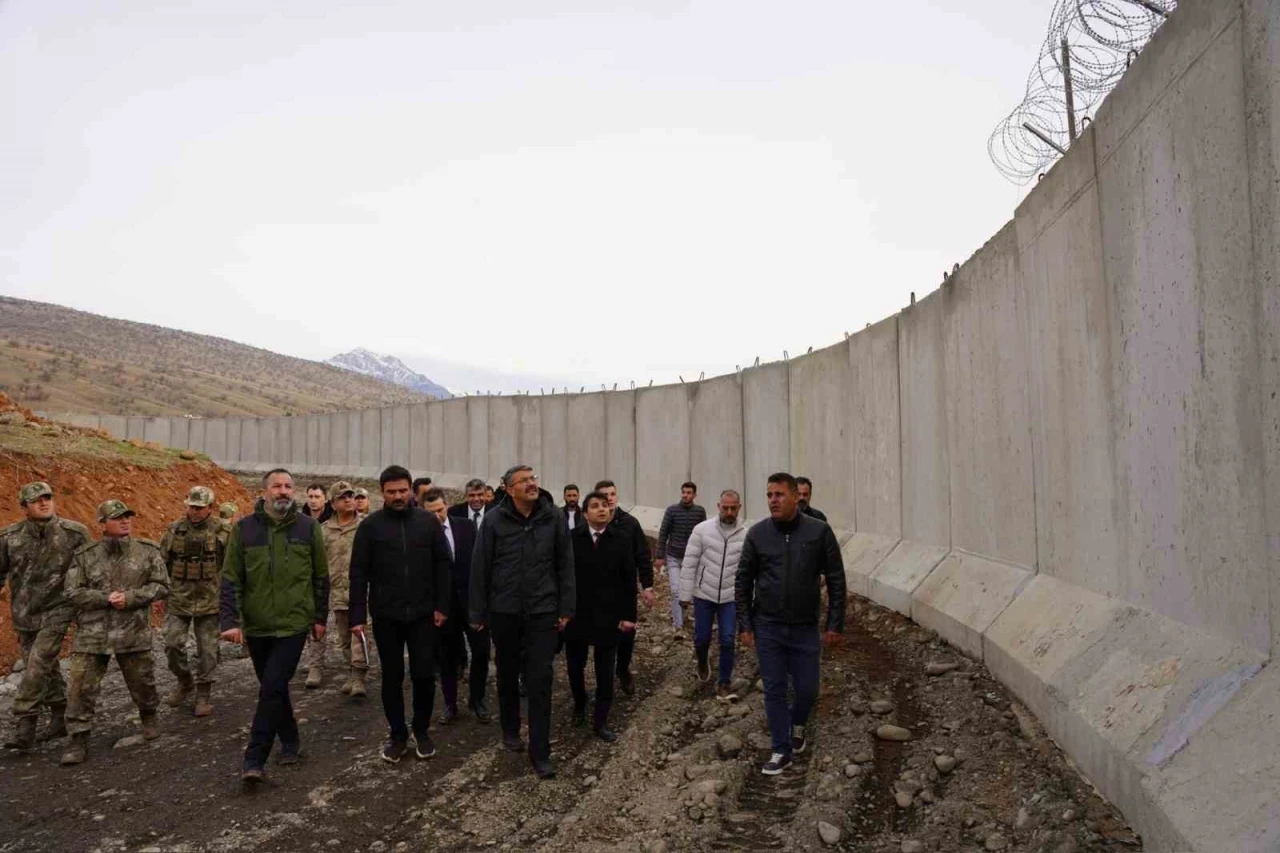 Vali Çelik yapımı devam eden karakol ve sınır duvarı çalışmalarını inceledi
