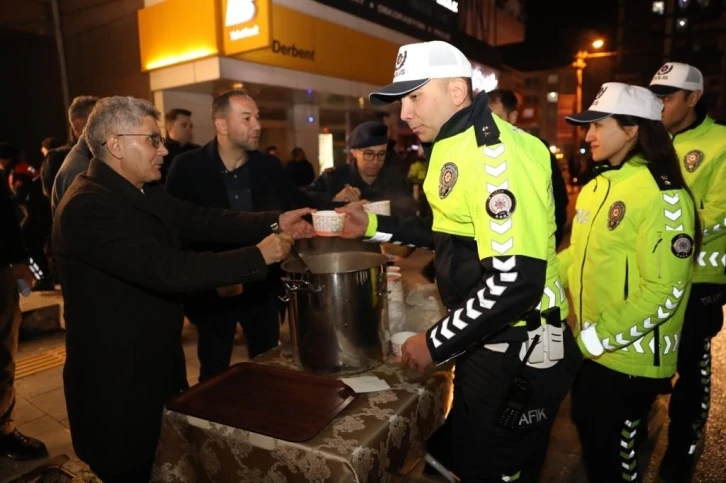 Vali Çelik yılbaşı gecesi çalışan kamu görevlilerini ziyaret etti
