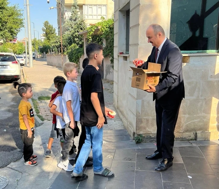 Vali Cenalp, elinde dondurma kutusuyla sokakta çocukların bayramını kutladı
