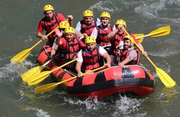 Vali Çiçek rafting yaptı
