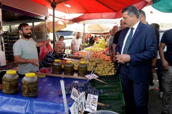 Vali Çiftçi Salı Pazarında
