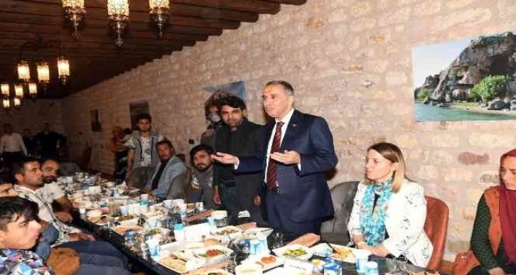 Vali Çuhadar, iftarda roman vatandaşlarla buluştu