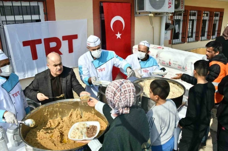 Vali Dağlı, depremzedelere sıcak yemek dağıttı
