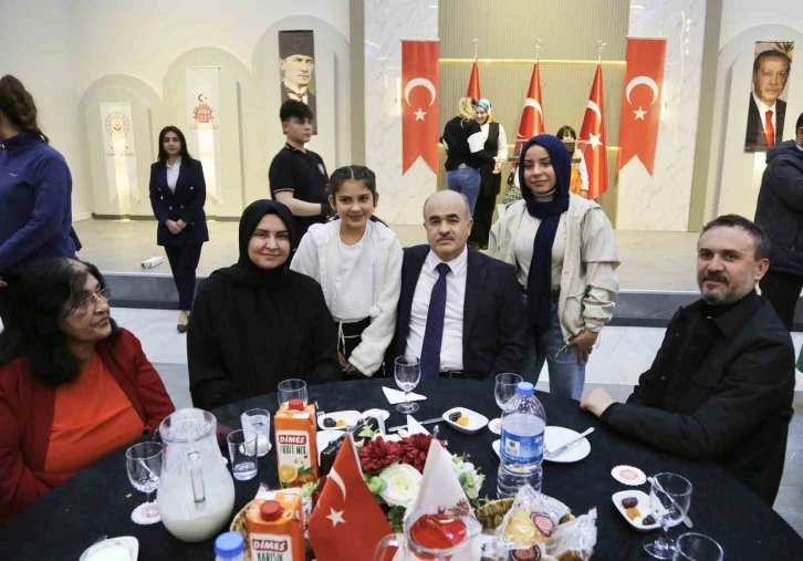 Vali Dağlı huzurevi sakinleriyle iftar yaptı
