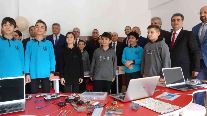 Vali Dağlı: "Robotik kodlama atölyesi öğrencilere çok büyük katkıda bulunacak"
