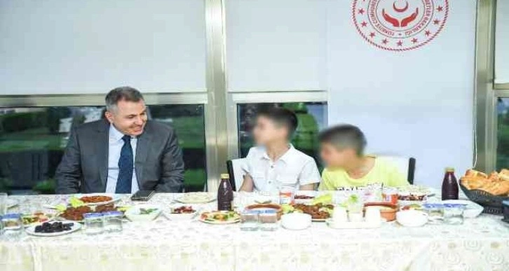 Vali Elban çocuklarla iftarda buluştu