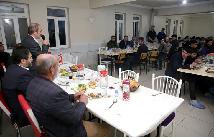 Vali Epcim, iftarını Oruçbeyli Kur’an Kursunda yaptı
