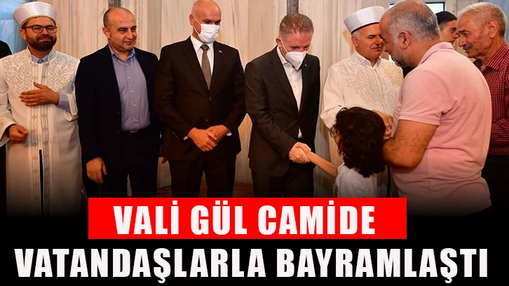 Vali Gül camide vatandaşlarla bayramlaştı