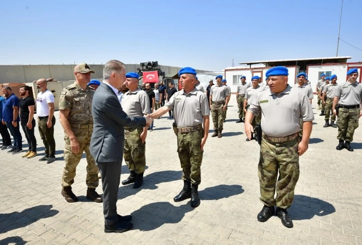 Vali Gül, Suriye El-Bab’ta Mehmetçikle bayramlaştı.