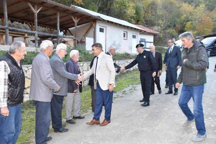 Vali Gürel, köylülerle bir araya gelmeye devam ediyor
