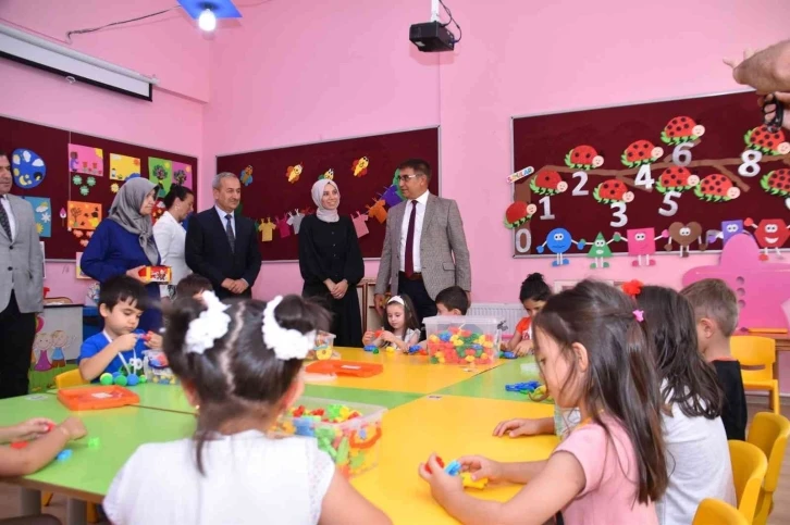 Vali Gürel minik öğrencilerin okul heyecanına ortak oldu
