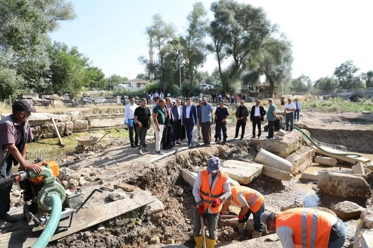 Vali Işın, Aizanoi Antik Kentinde incelemelerde bulundu
