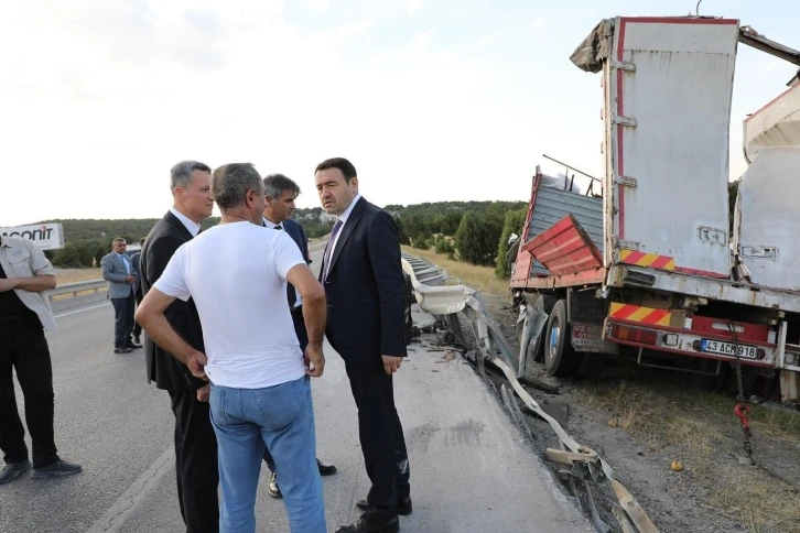 Vali Işın, kazazedelerin yardımına koştu
