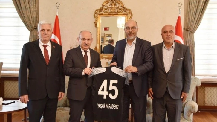 Vali Karadeniz’e Turgutluspor forması hediye ettiler
