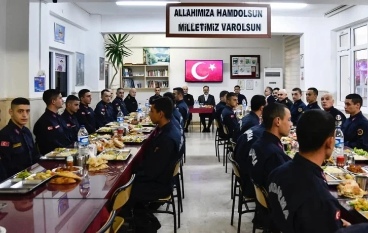 Vali Kızılkaya iftar sofrasında Mehmetçikle buluştu
