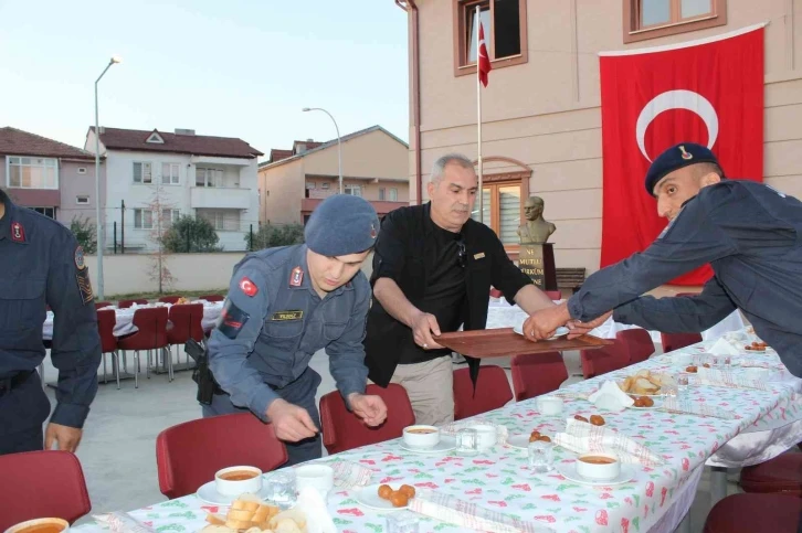 Vali Kızılkaya orucunu Osmaneli de askeri personelle açtı
