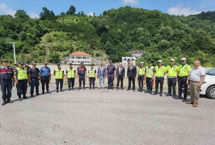 Vali Mustafa Tutulmaz uygulama noktasında vatandaşların bayramını kutladı
