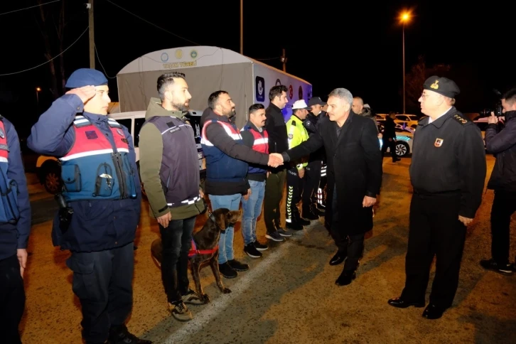 Vali Özkan yılbaşı gecesi çalışan kamu görevlilerini ziyaret etti
