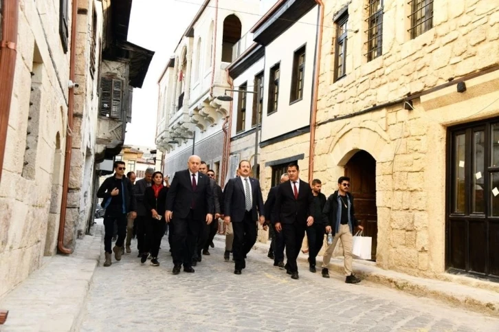 Vali Pehlivan Tarsus ilçesinde temaslarda bulundu
