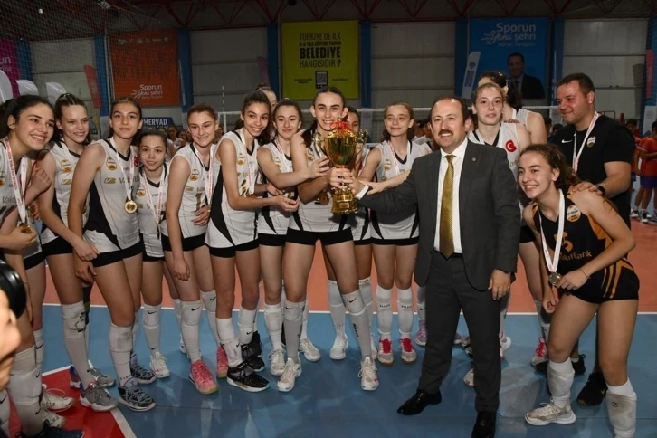 Vali Pehlivan, voleybolun şampiyonlarına ödüllerini verdi
