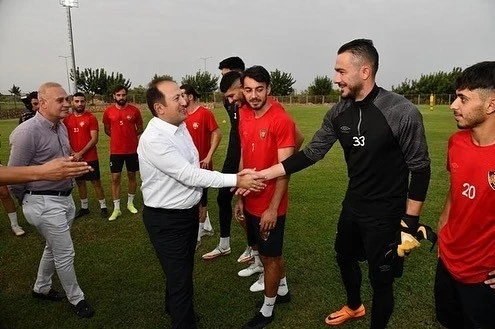 Vali Pehlivan, Yeni Mersin İdman Yurdu takımının antrenmanını izledi
