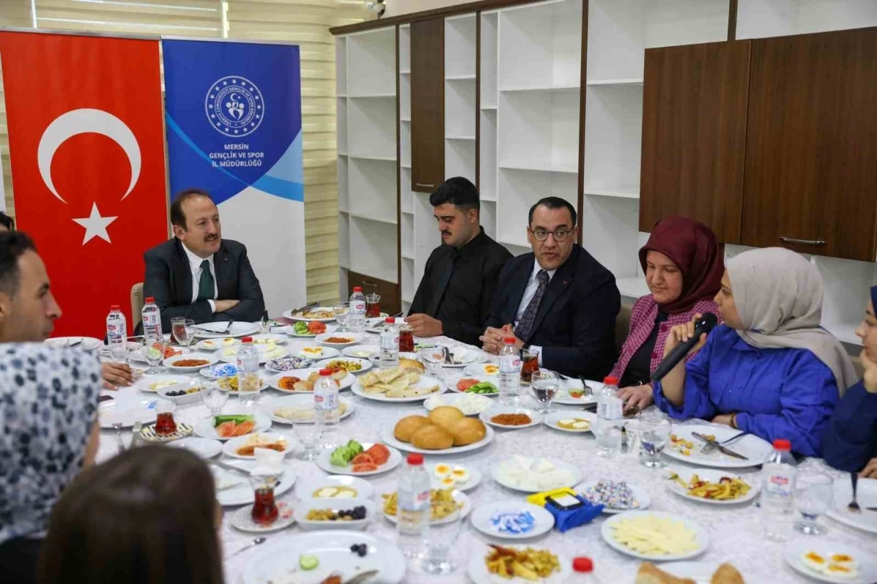 Vali Pehlivan yurt binasını inceledi, öğrencilerle bir araya geldi
