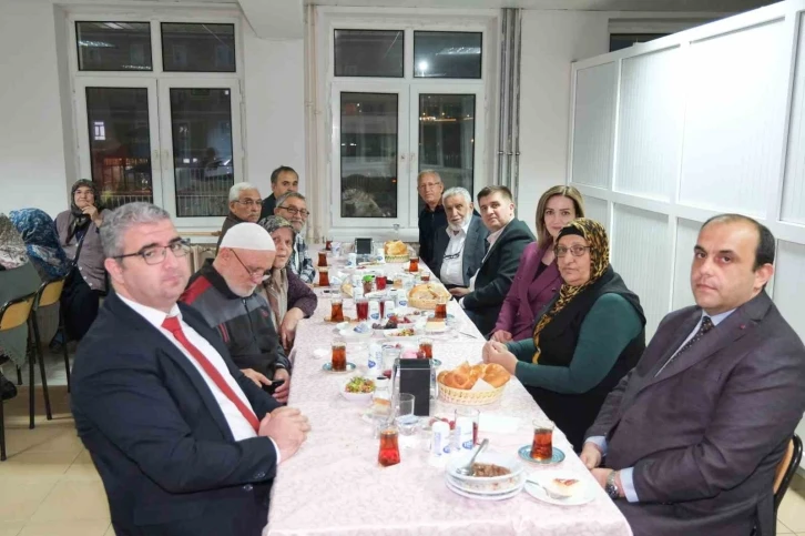 Vali Sarıibrahim, iftarını huzurevi sakinleri ile birlikte açtı
