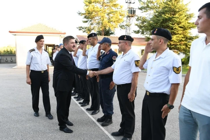 Vali Sarıibrahim, İl Jandarma Komutanlığını ziyaret ederek brifing aldı
