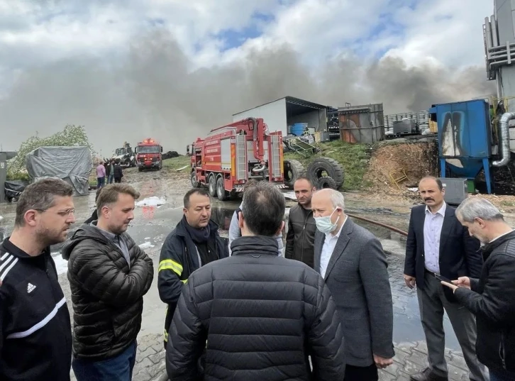 Vali Şentürk, yangın çıkan fabrikada incelemede bulundu
