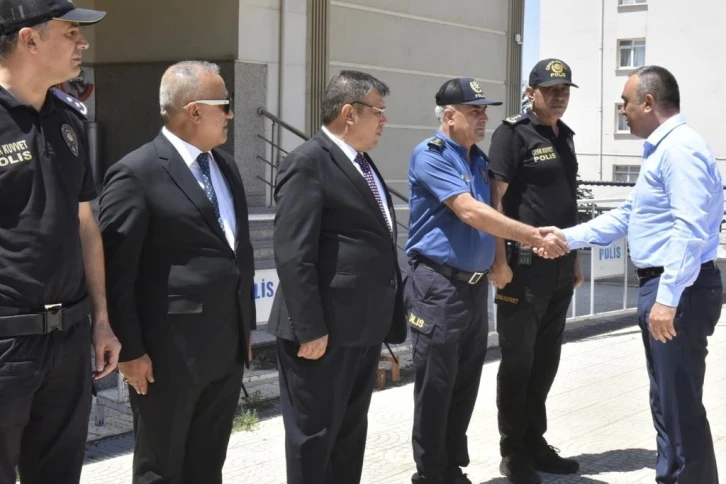 Vali Soytürk Mehmetçik ve polis ile bayramlaştı
