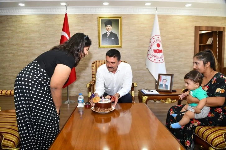 Vali Tekbıyıkoğlu’ndan özel çocuğa sürpriz doğum günü
