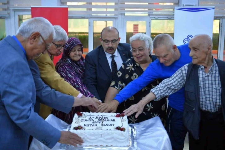 Vali Ustaoğlu, huzurevinde yaşlı bireylerle bir araya geldi
