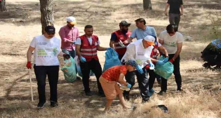 Vali ve belediye başkanı çöp topladı