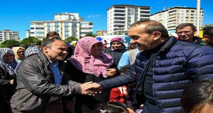 Vali Yavuz, deprem zamanında olduğu gibi bayramın ilk gününde de Kahramanmaraş’ta