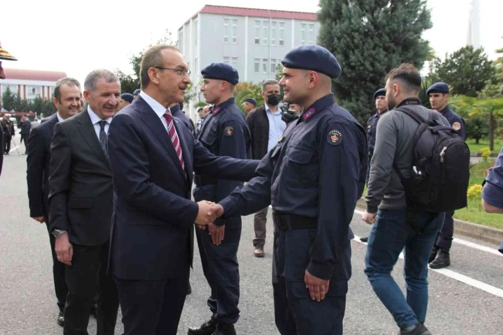 Vali Yavuz polis ve jandarma ekipleriyle bayramlaştı
