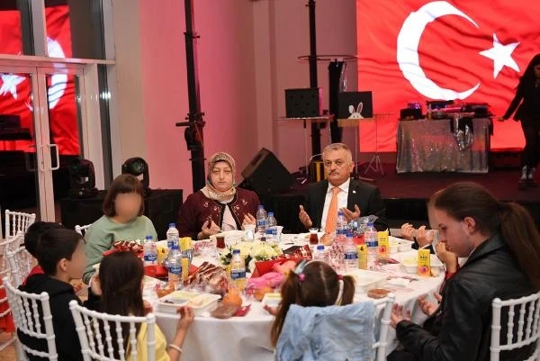 Vali Yazıcı, çocuklarla iftar yaptı