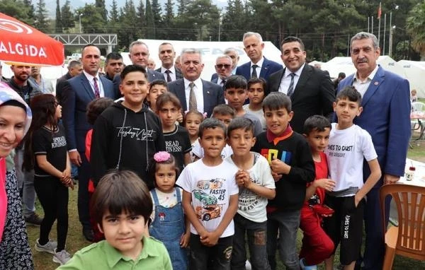 Vali Yazıcı, Osmaniye'deki depremzedeleri ziyaret etti