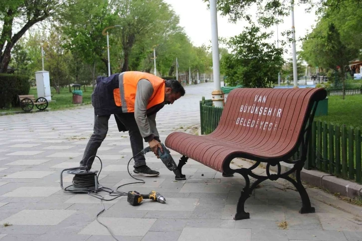 Van Büyükşehir Belediyesi 16 parkı bakım ve onarıma aldı
