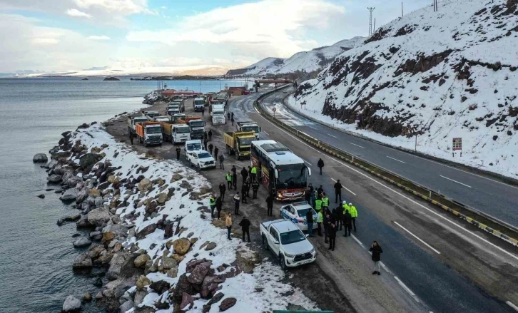 Van Büyükşehir Belediyesi depremzedeler için seferber oldu
