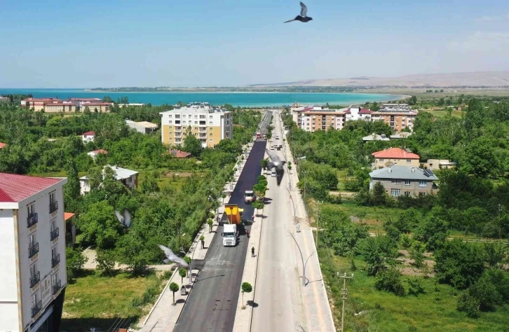 Van Büyükşehir Belediyesi, Gevaş Atatürk Caddesi’ni asfaltlıyor
