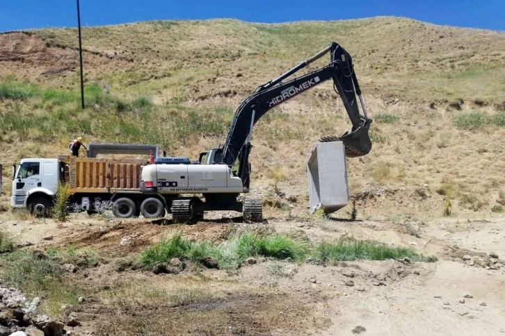 Van Büyükşehir Belediyesi kırsaldaki yol çalışmalarını sürdürüyor
