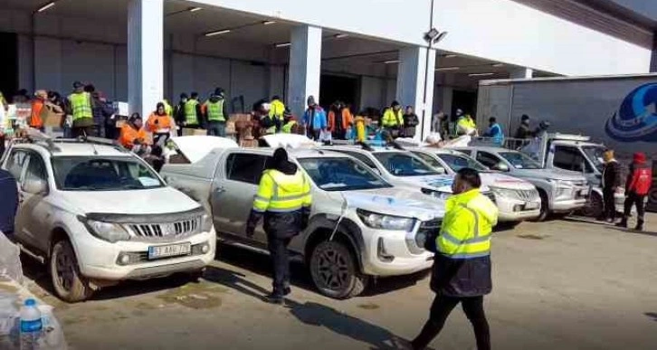 Van Büyükşehir Belediyesi tüm imkânlarıyla deprem bölgesinde