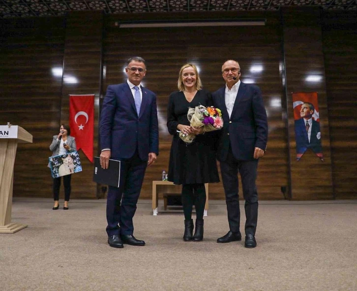 Van Büyükşehir Belediyesinden ’Liderlik’ konulu konferans
