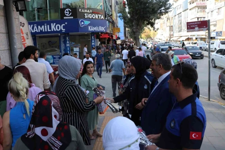 Van Büyükşehir zabıtası esnaf ve vatandaşlara karanfil dağıttı
