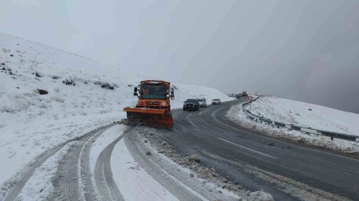 Van’da 2 bin 730 rakımlı Güzeldere Geçidi’nde kar yağışı
