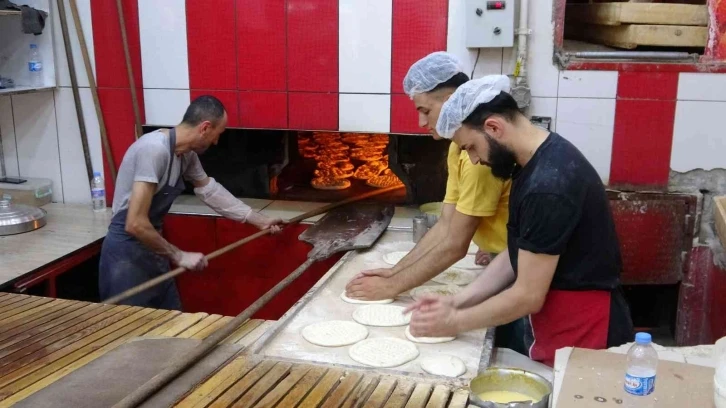 Van’da aşırı sıcaklar fırıncı esnafı ile inşaat işçilerini olumsuz etkiliyor
