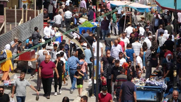 Van’da bayram arefesinde çarşı pazarda yoğunluk
