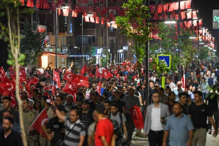 Van’da binlerce kişi 15 Temmuz yürüyüşüne katıldı
