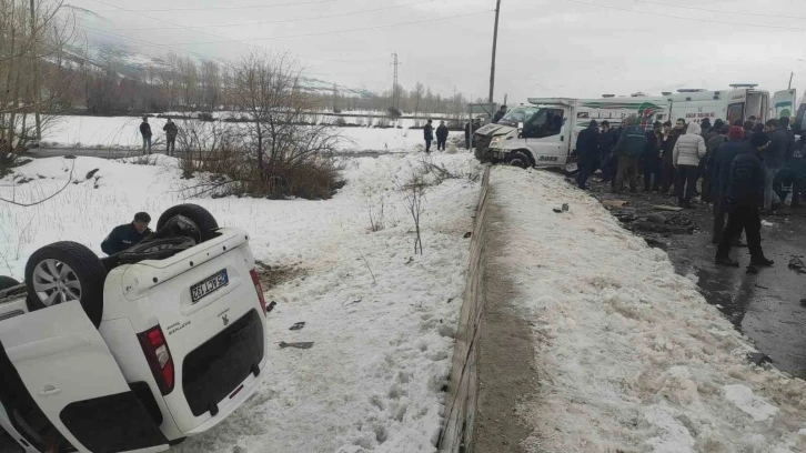 Van’da iki kamyonet çarpıştı: 7 yaralı
